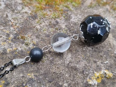 "Magický štít" Vzdušný orgonitový přívěsek se surovým šungitem, křišťálem a stříbrem