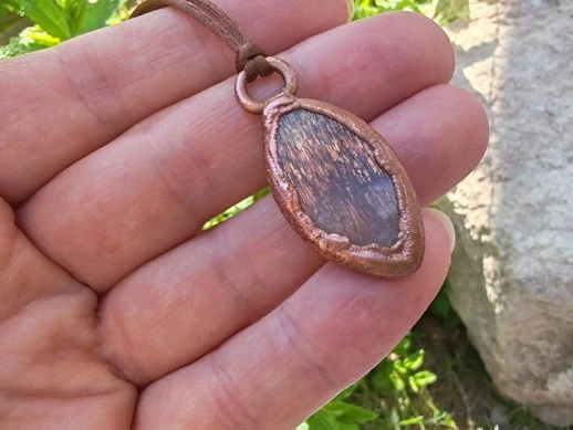 "Zář Sluneční Galaxie" - amulet se slunečním kamenem Rainbow lattice sunstone