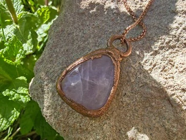 "Něžná Strážkyně Srdce" amulet Kunzit galvanoplastika