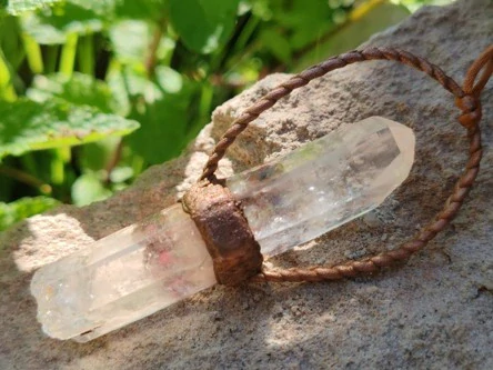 "Chrám Starodávné Moudrosti" Amulet Mistrovský lemurijský křišťál s pěti drahokamy v surové mědi