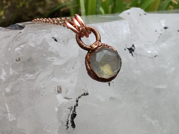 "Malé Zrcadlo Intuitivního Světla" Amulet Labradorit galvanoplastika