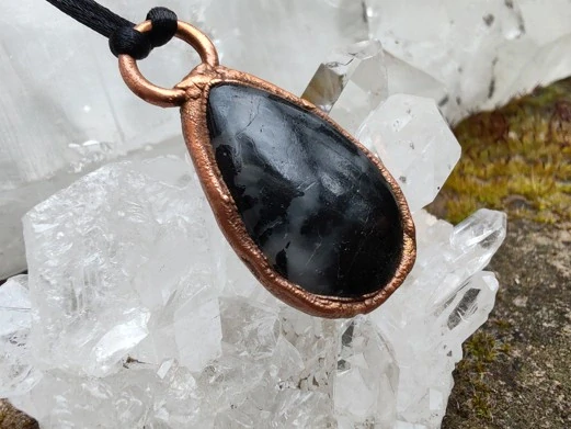 "Pevnost v Bouři" Amulet Černý turmalín v křemeni galvanoplastika