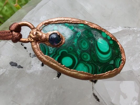 "Strážce Vnitřní Proměny" Amulet Malachit & Ametyst galvanoplastika