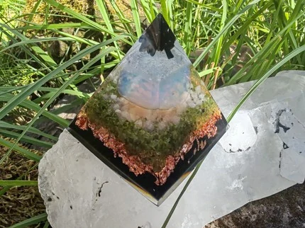 "Světlo a Ochrana" Orgonitová pyramida – Opalit, Turmalín a Šungit