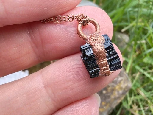 Přívěsek galvanoplastika „Černá hvězda“ – Surový černý turmalín na řetízku rose gold