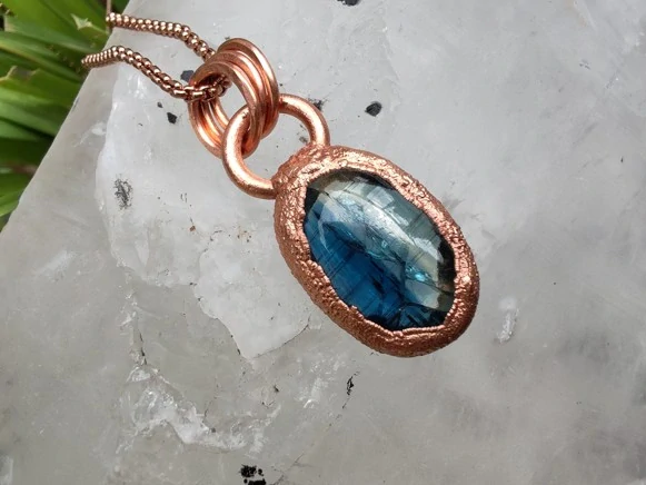 Přívěsek galvanoplastika „Paprsek nebeského klidu“ – Sytě modrý disthen (kyanit) v zářivé mědi a rose gold