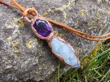 Přívěsek galvanoplastika „Amulet Měsíční Bohyně“ Broušený ametyst a duhový měsíční kámen v zářivé mědi