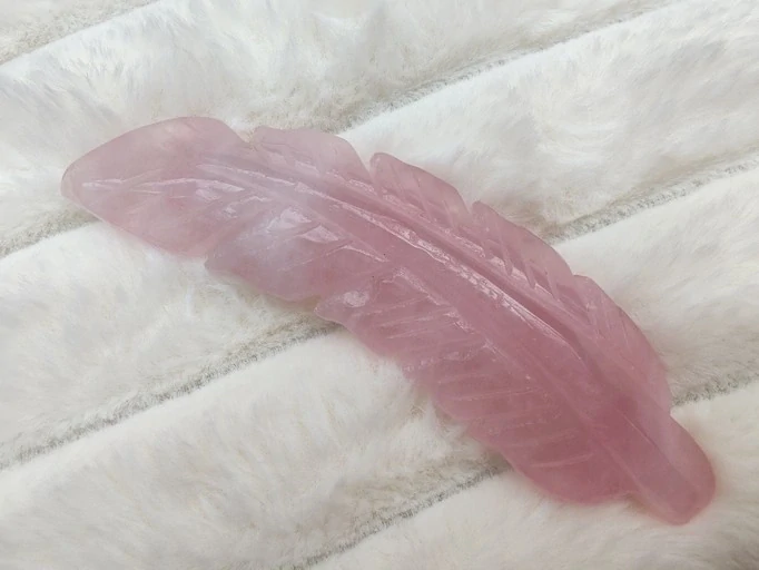 Vyřezávané růženínové pírko - Talisman lásky, něhy a aromaterapie *1