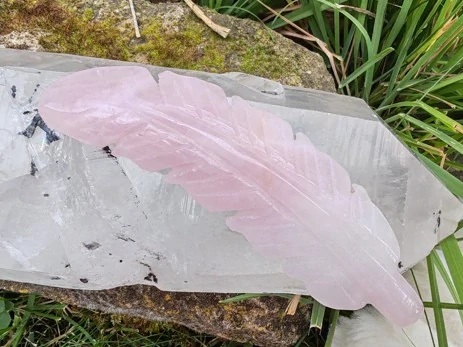 Vyřezávané růženínové pírko - Talisman lásky, něhy a aromaterapie *2