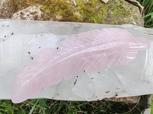 Vyřezávané růženínové pírko - Talisman lásky, něhy a aromaterapie *4