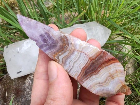Pírko z ametystového achátu – Andělský talisman harmonie, vhledu a bezpečí *1