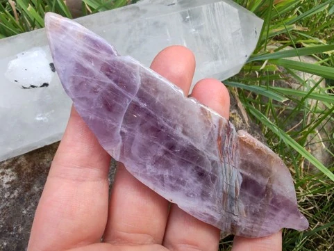 Pírko z ametystového achátu – Andělský talisman harmonie, vhledu a bezpečí *3