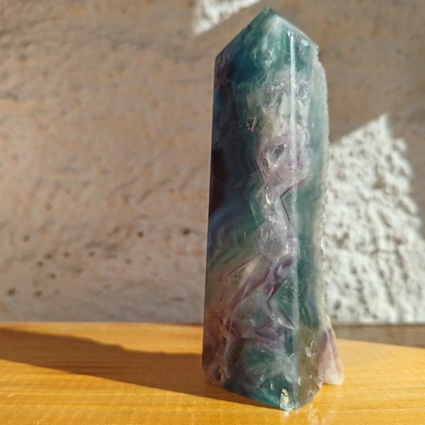 Přírodní fluoritový obelisk s krystalickou dutinou – zelenomodrý minerální hrot *1