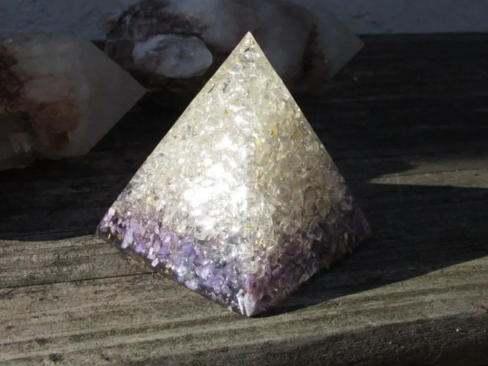 Orgonit Pyramida "Křišťálová čakra" dosah 5 metrů