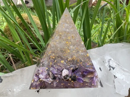 Orgonit Pyramida "Křišťálová čakra" dosah 5 metrů