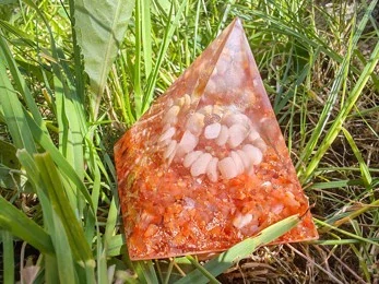 "Něžné slunečné pohlazení" , orgonit pyramida