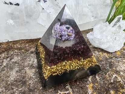 "S hlavou v oblacích a nohama pevně na zemi" , orgonit pyramida
