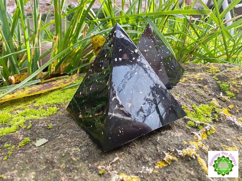 Orgonit - Dárek k nákupu nad 500,- Orgonitová pyramida - Šungit 4x4cm