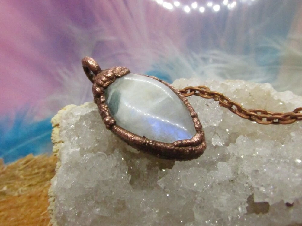 Amulet "Ženská něha" - duhový měsíční kámen