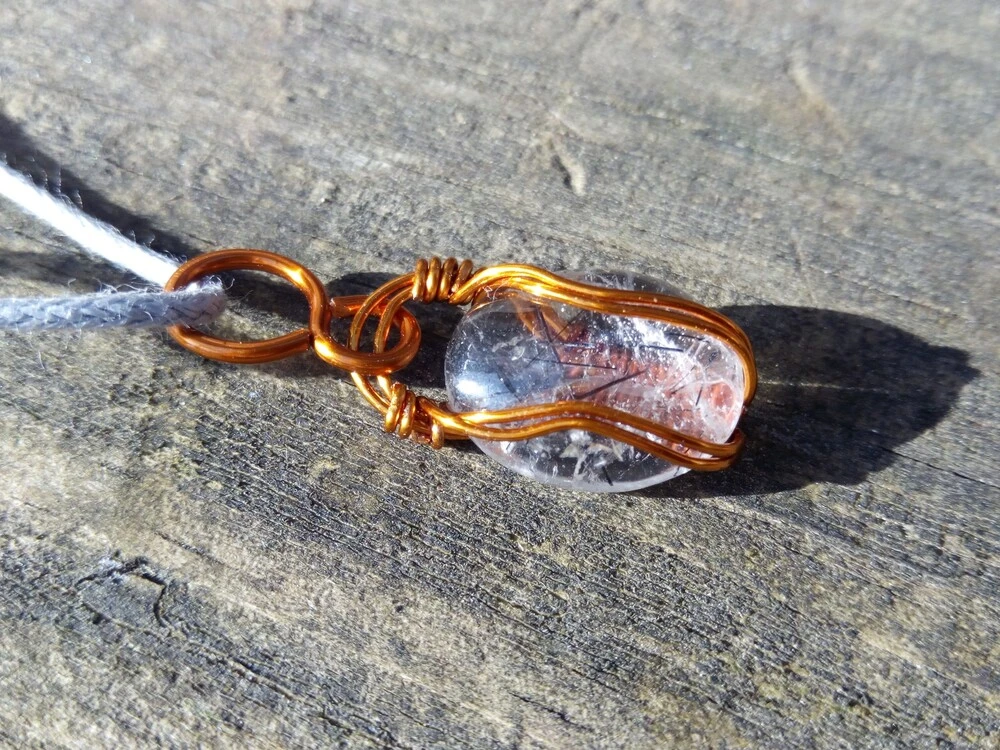 "Pomáhej" - drátovaný šperk, přívěsek, Turmalín v křišťálu& Měď