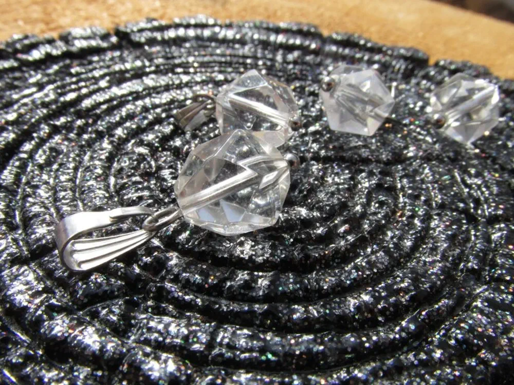 Křišťálový přívěsek - broušený, 10x8mm