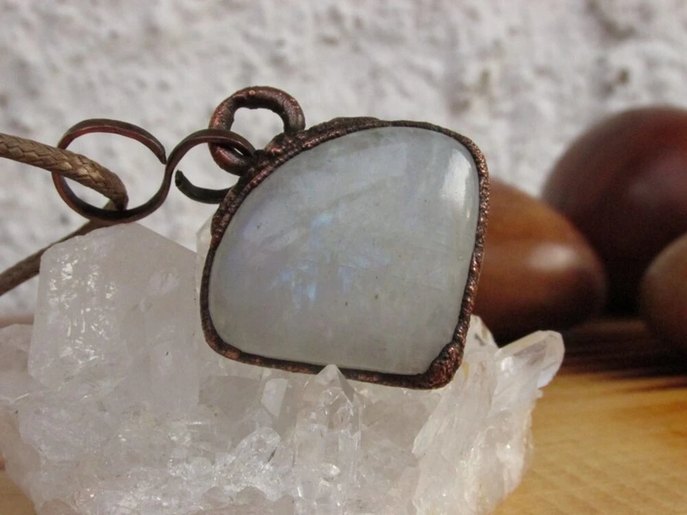 Amulet "Ženská něha" - galvanoplastika & duhový měsíční kámen