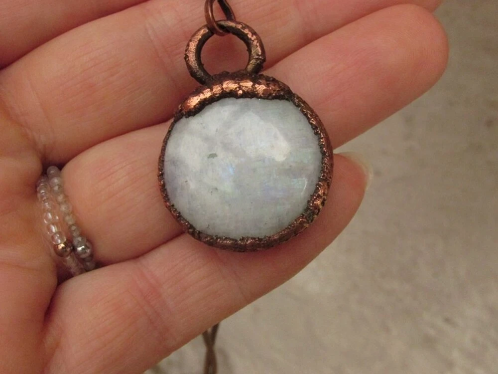 Amulet "Ženská něha" - galvanoplastika & duhový měsíční kámen
