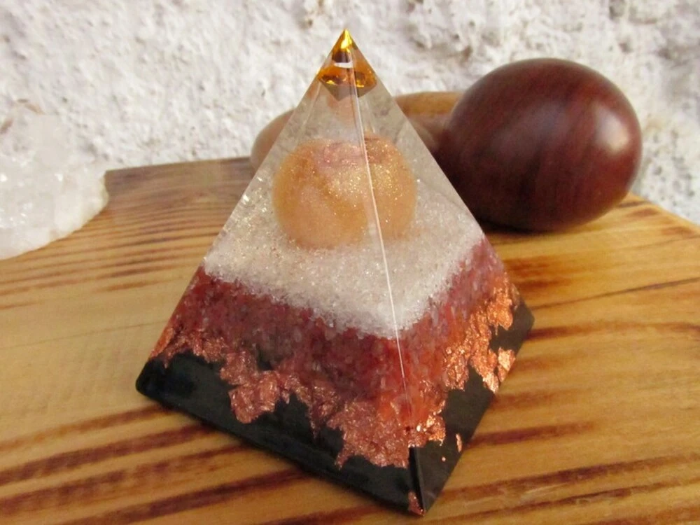 "Prozáří a sílu doplní" - orgonitová pyramida, dosah 5m