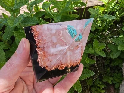 Orgonitová pyramida "Nezávislost a Důvěra v sebe pro Váhy"