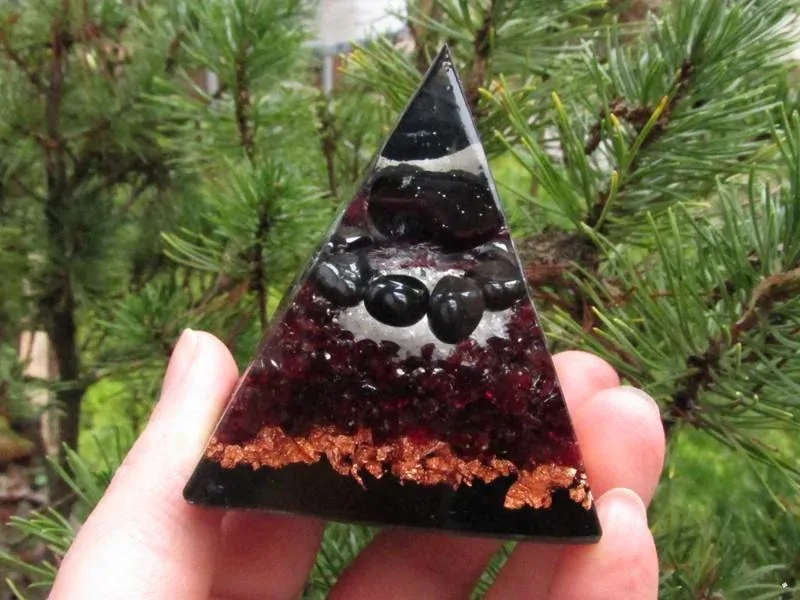 Orgonitová pyramida "Důvěra & Odvaha pro Štíra""