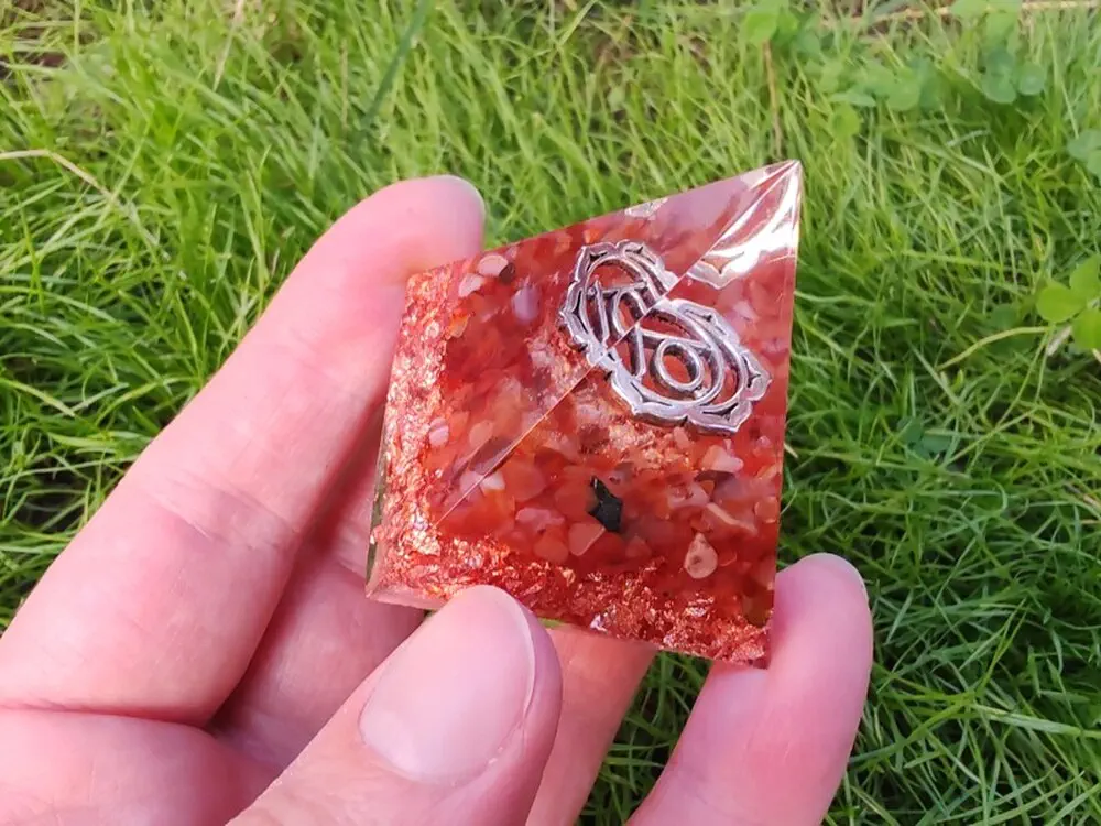 Orgonitová pyramida "Já cítím" - sakrální čakra
