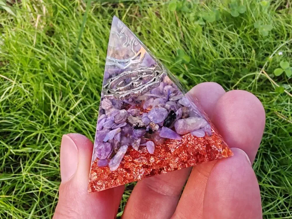 Orgonitová pyramida "Já vím" - korunní čakra
