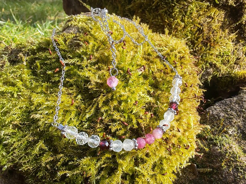 Náhrdelník "Láska" rubelit, granát, měsíční kámen, lepidolit