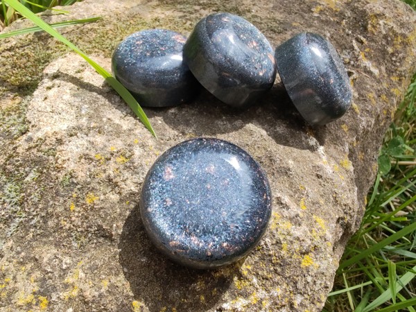 "Stříbřitý ochránce aury" - orgonit se šungitem, křišťálem a vločkami mědi