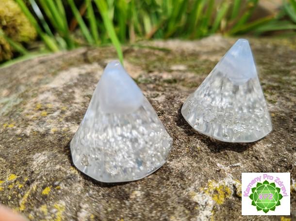 Dárek k nákupu nad 900,- "Stříbrná spirála vědomí" - orgonitový kužel chalcedon, vločky stříbra