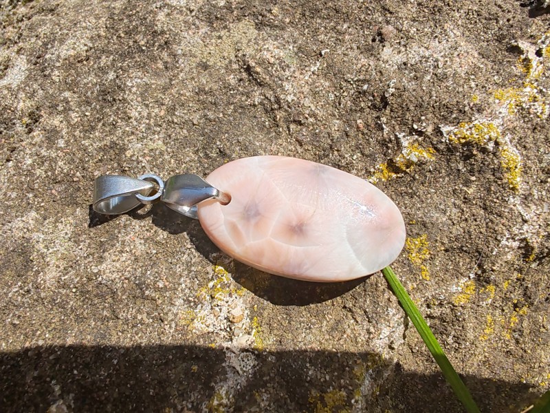 "Něžná perla Atlantidy" - růžový larimar přívěsek kabošon *2