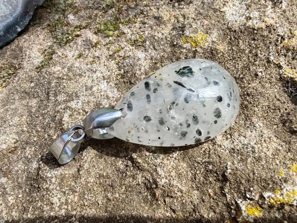 "Prastarý Kód Světla a Stínu" - přívěsek křemen s inkluzemi - Black dot quartz kabošon *2