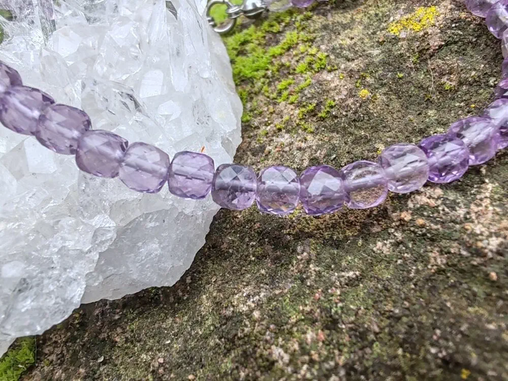 "Posvátná geometrie vědomí" náramek ametyst broušené krychličky, 4mm