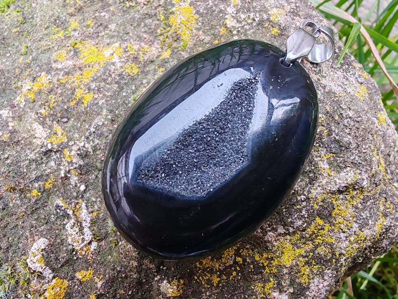 "Hvězdný klíč duše" - přívěsek černý achát s drúzou, kabošon & nerez ocel *3