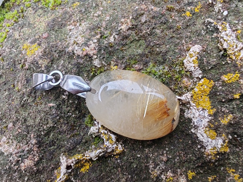 "Zlaté vlákno osudu" přívěsek Sagenit - Venušiny vlasy, kabošon & ocel *8