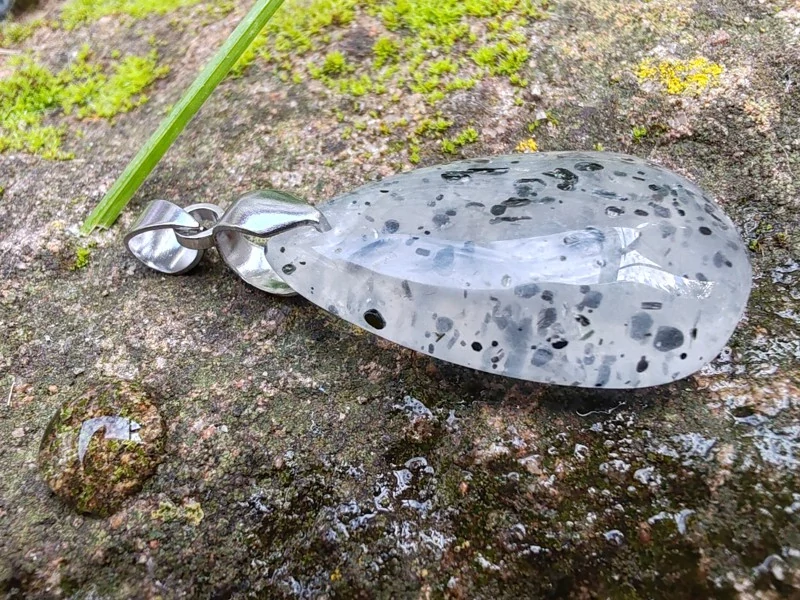 "Prastarý Kód Světla a Stínu" - přívěsek křemen s inkluzemi - Black dot quartz kabošon *15