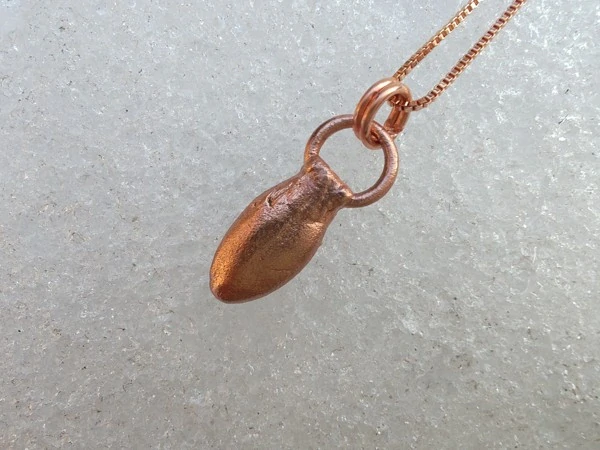 Amulet z etiopského opálu – Vesmírná mlhovina v objetí + dárková krabička