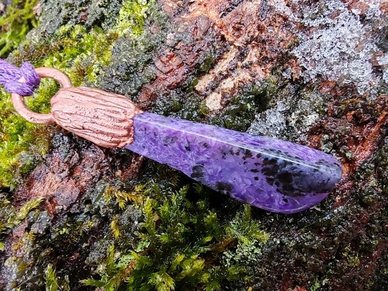 "Amulet Fialové Mlhy: Čaroitová strážkyně" - galvanoplastika čaroit