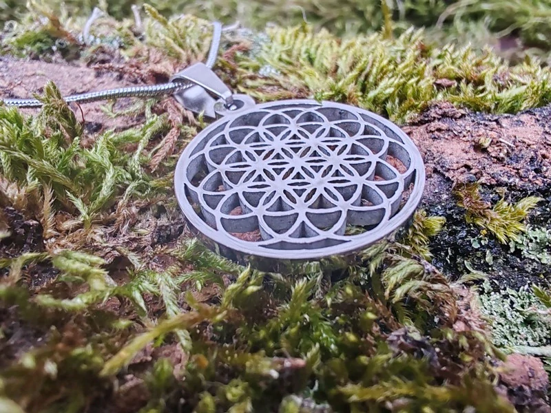 Nerezový amulet Květ života – Symbol harmonie a jednoty (včetně řetízku)
