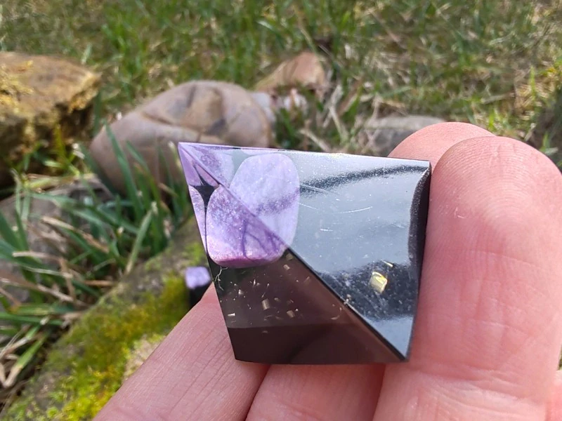 "Osobní strážce aury" Orgonitová mini-pyramidka Čaroit & Šungit