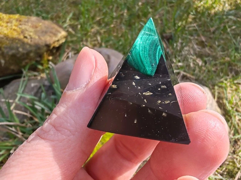 "Orgonit srdce a ochrany" Orgonitová mini pyramidka Malachit & Šungit