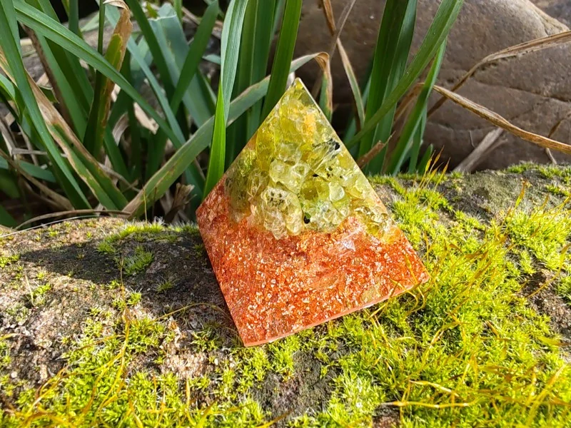 "Svěžest a radost ze života" Orgonitová mini pyramidka Olivín & Měď