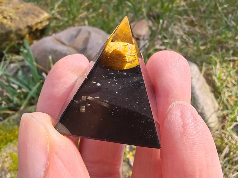 "Odvaha a uzemnění" Orgonitová mini pyramidka Tygří oko & Šungit