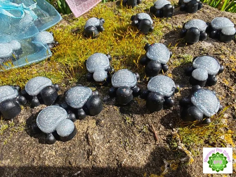 Dárek k nákupu nad 300,- "Želví kouzlo pro štěstí" - orgonitová mini želvička se šungitem a třpytivým pigmentem 