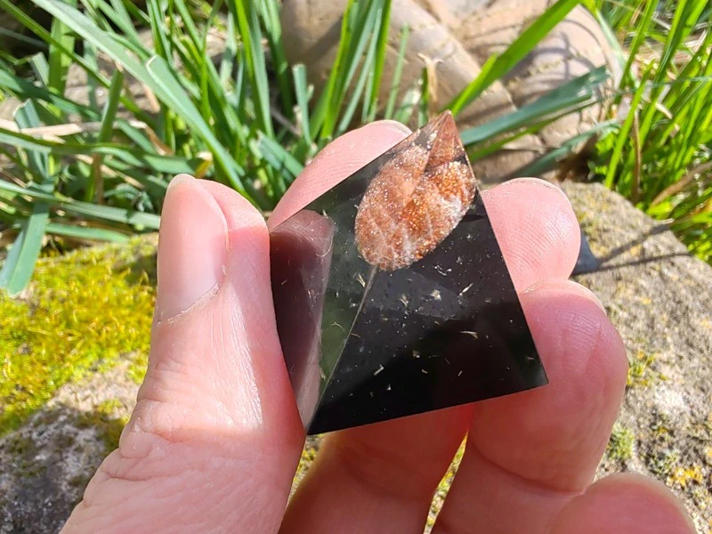 "Radost a životní síla" Orgonitová mini pyramidka Sluneční kámen & Šungit